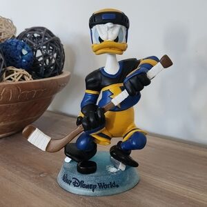 🏒🦆Vintage Disney World Donald Duck Hockey Player Figurine, Donald Destroyers